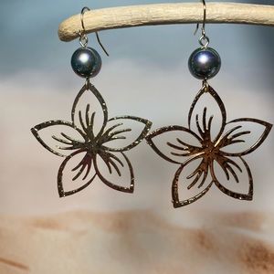 Hawaiian plumeria flower and shell pearl